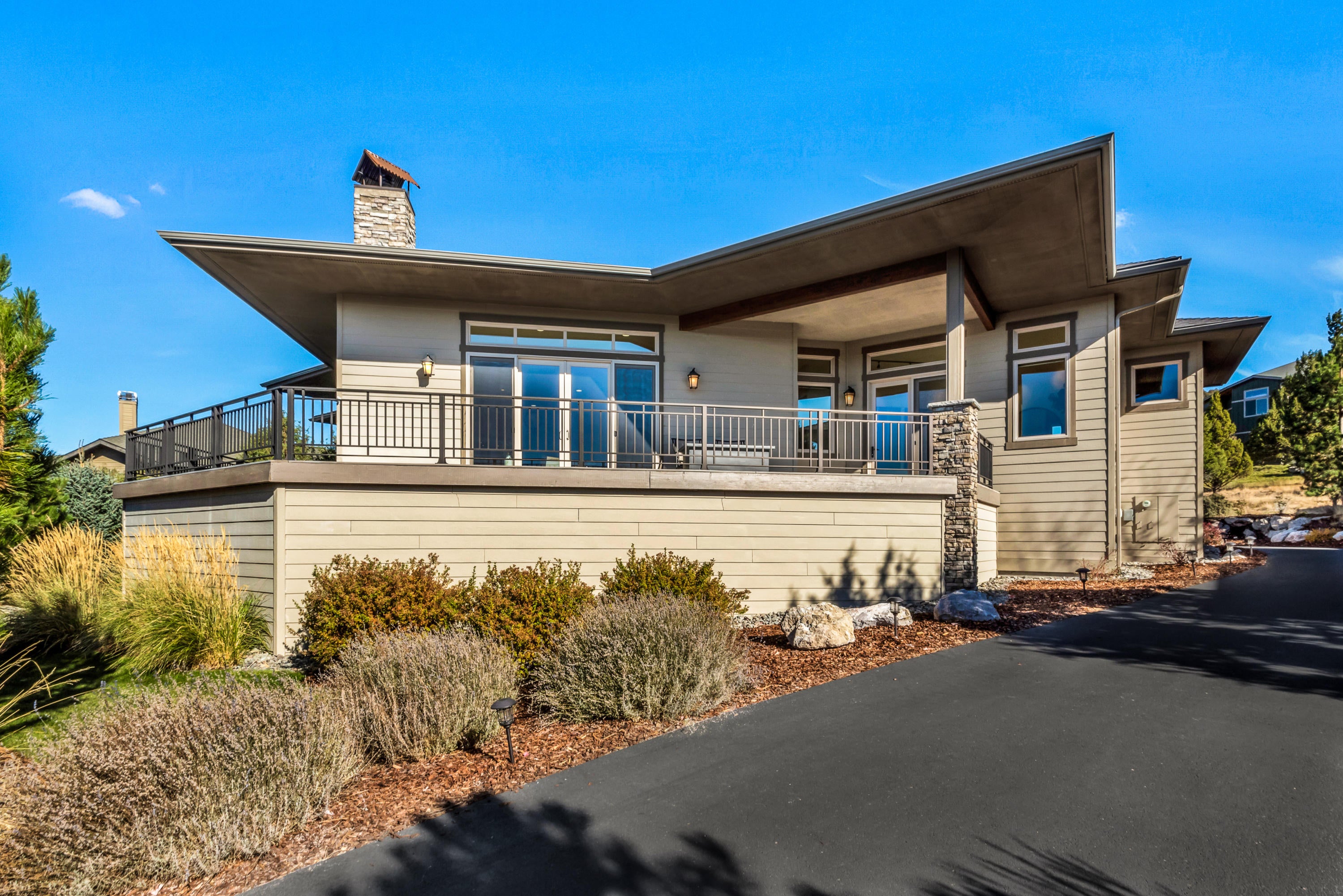 1133 Highland View Loop Redmond, OR 97756 - Photo 41 of 59 Side view from driveway
