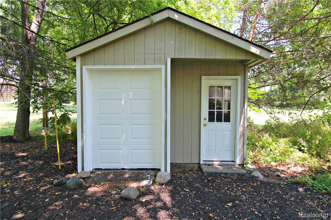 471 West Maryknoll Road Rochester, MI 48309 - Photo 30 of 33 Custom Shed with roll up door.