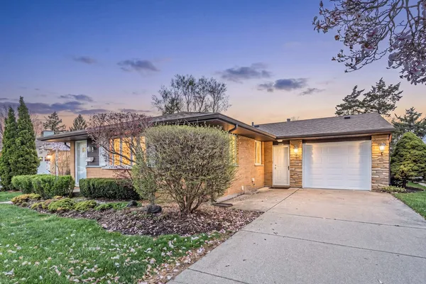 $3,100 | 650 Patricia Lane, Des Plaines, IL 60016