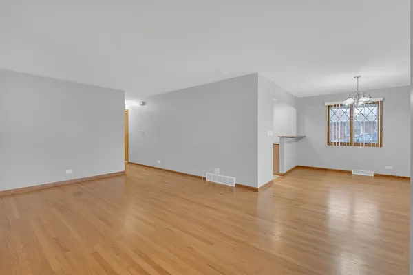 $3,100 | 650 Patricia Lane, Des Plaines, IL 60016