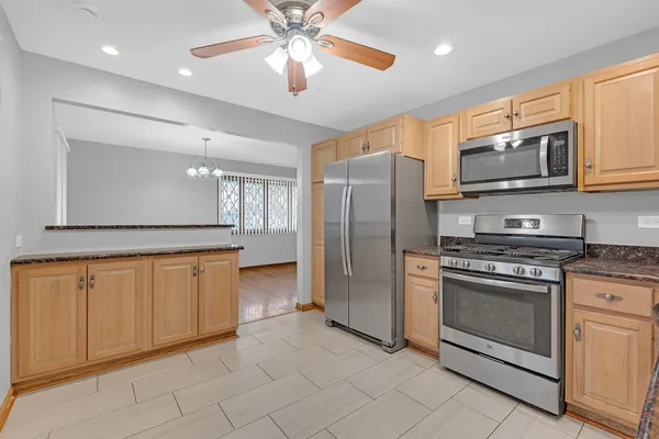 $3,100 | 650 Patricia Lane, Des Plaines, IL 60016