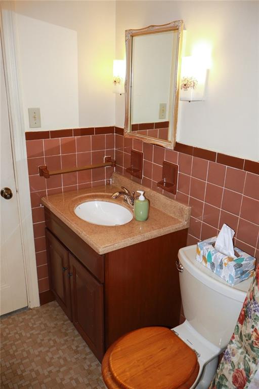 345 Siebert Road Pittsburgh, PA 15237 - Photo 15 of 43 Main floor bathroom