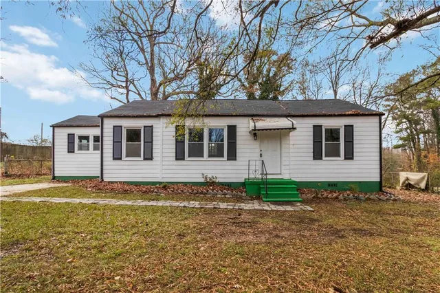 a view of a house with a yard