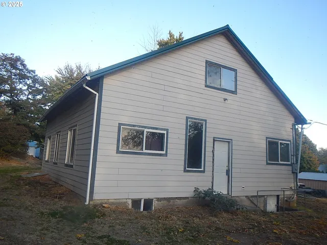 a view of a house with yard