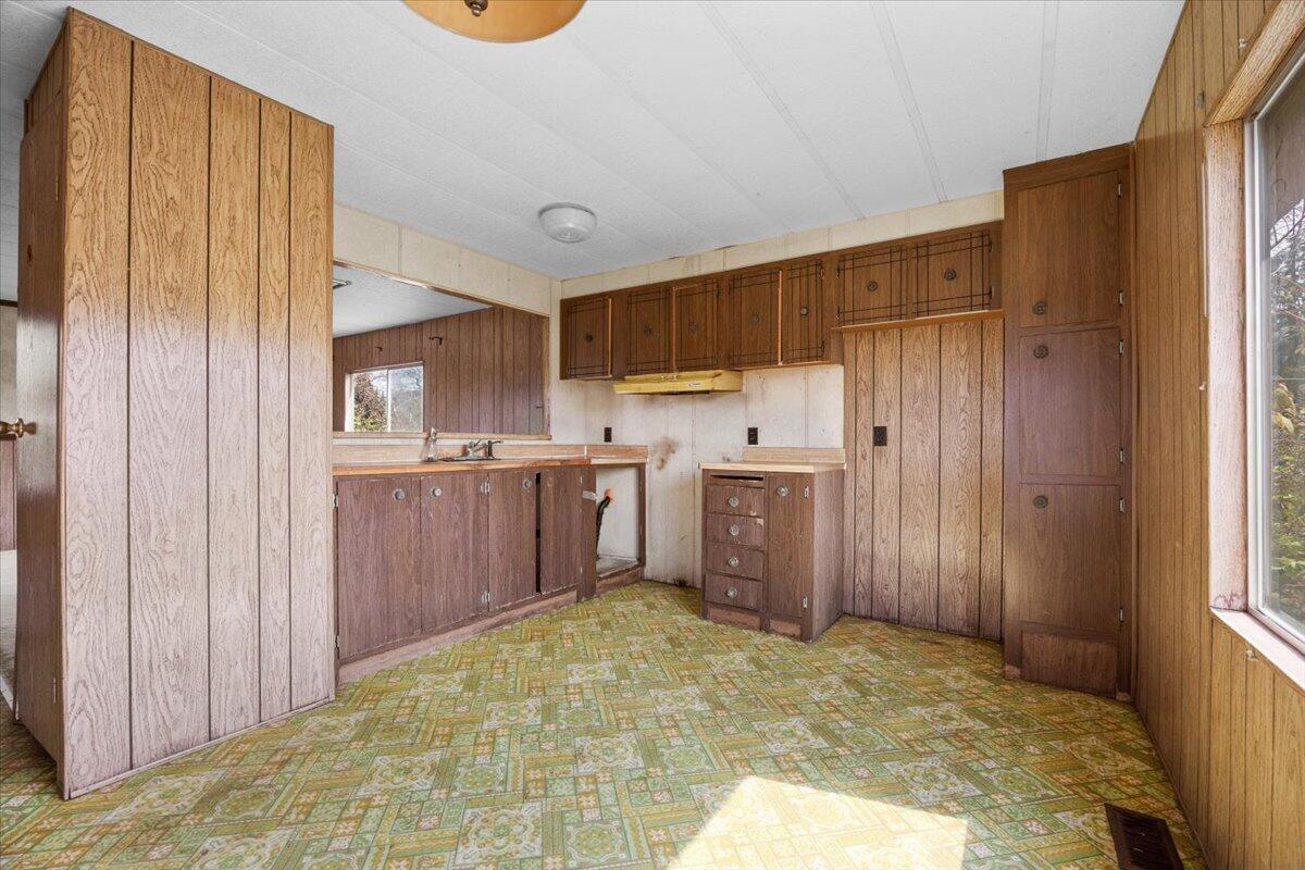 829 West Harbeck Road Grants Pass, OR 97527 - Photo 31 of 36 31-2nd Home_ dining area
