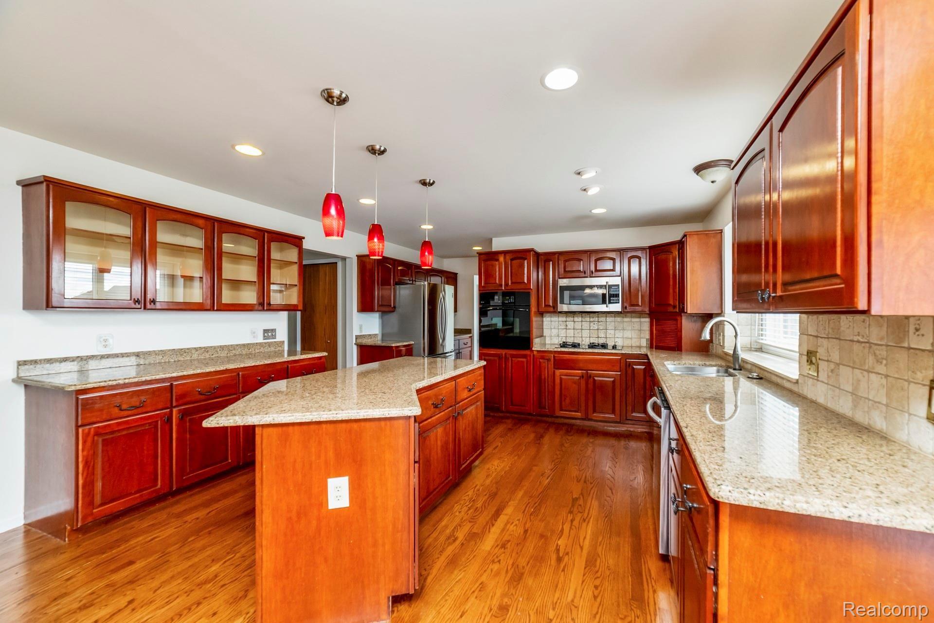 4190 Oak Tree Circle Rochester, MI 48306 - Photo 6 of 34 005-photo-kitchen-7059724.jpg