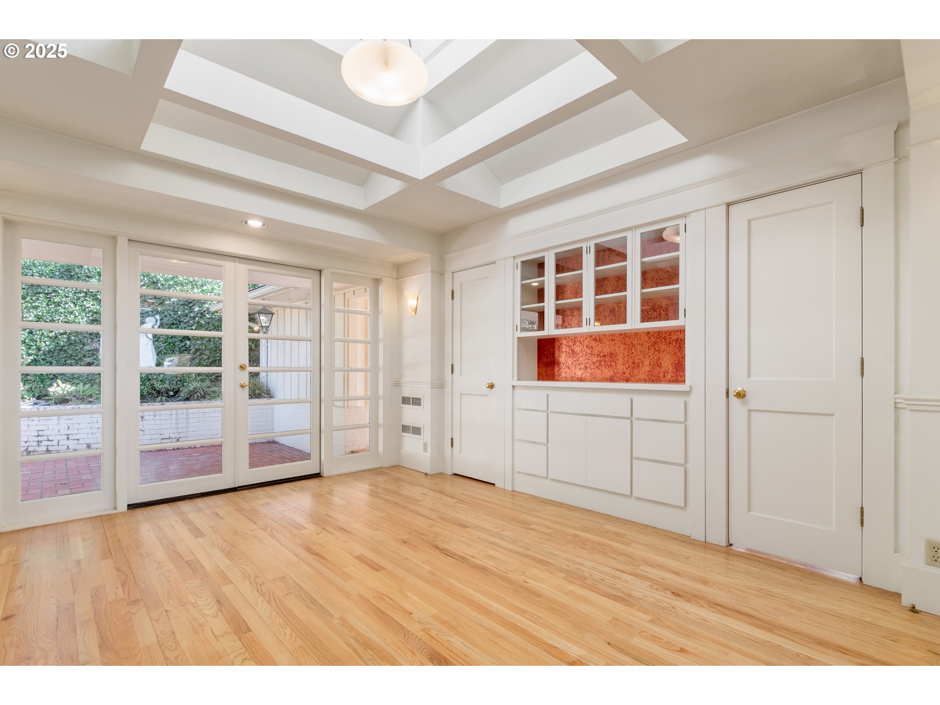 2288 Birch Lane Eugene, OR 97403 - Photo 9 of 48