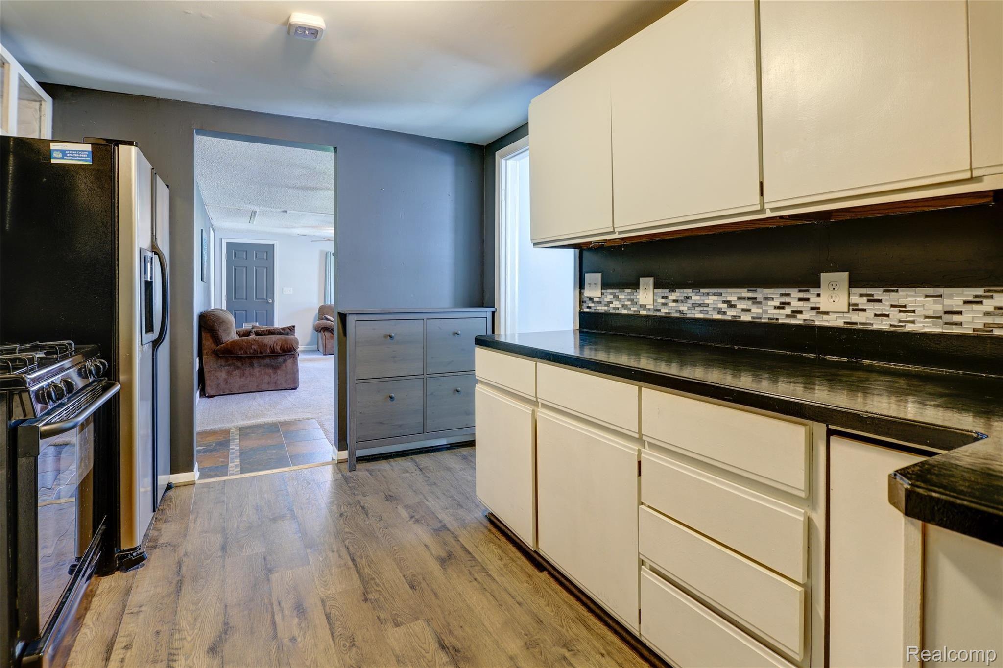 4296 North Genesee Road Flint, MI 48506 - Photo 6 of 17 Interior-6.jpg
