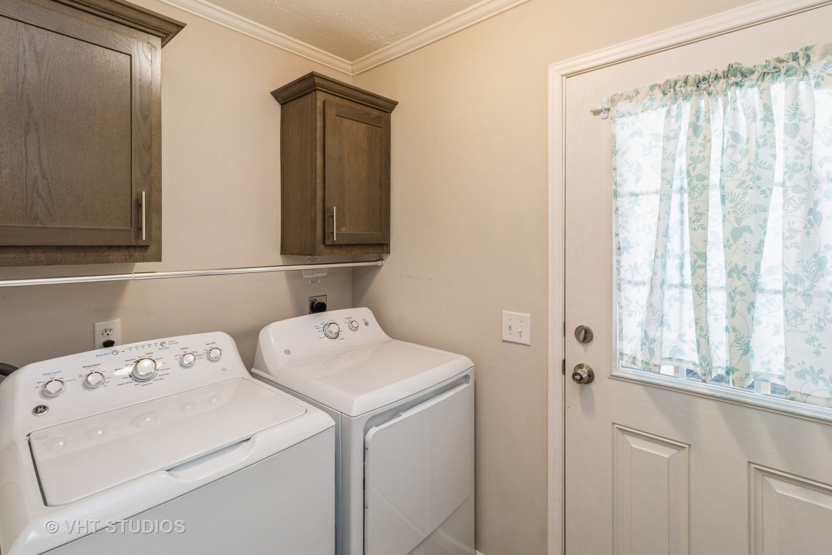 205 Tollview Road Elgin, IL 60123 - Photo 14 of 19 a utility room with dryer and washer