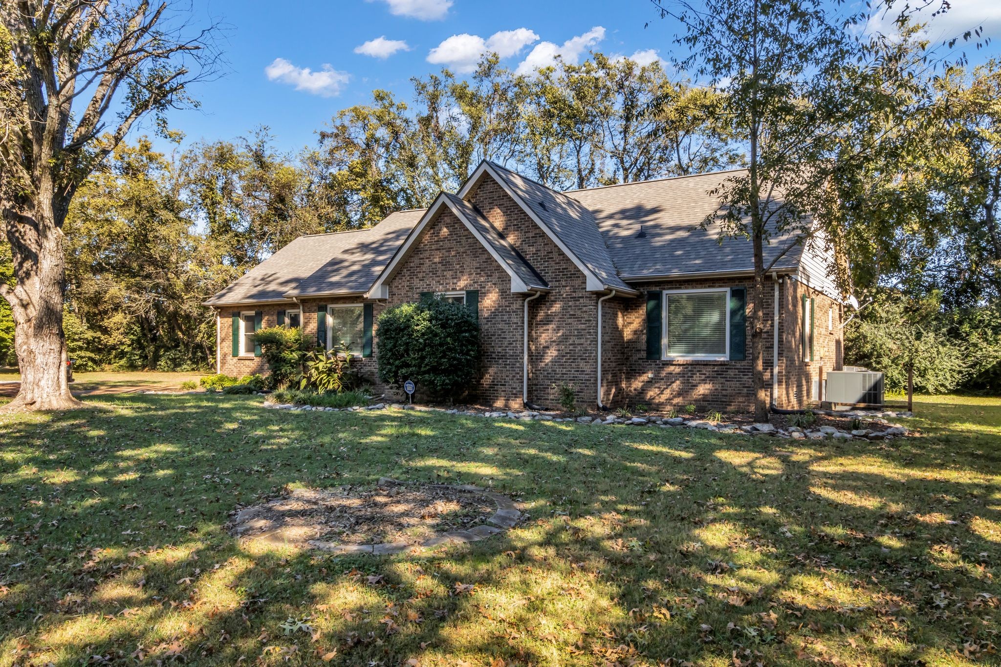 2560 Choctaw Trace Murfreesboro, TN 37129 - Photo 2 of 36 a front view of a house with a garden