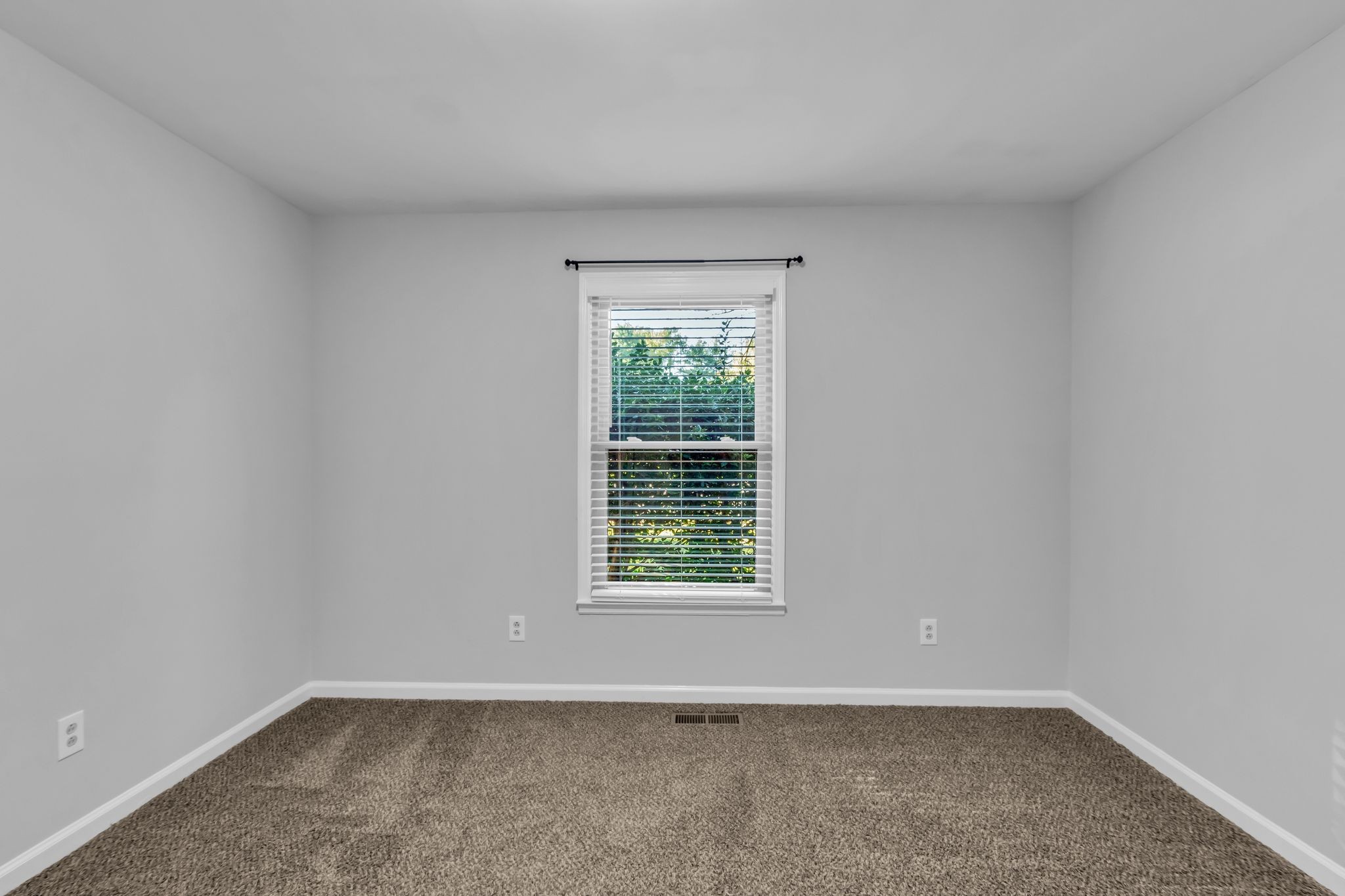 2560 Choctaw Trace Murfreesboro, TN 37129 - Photo 29 of 36 an empty room with a window