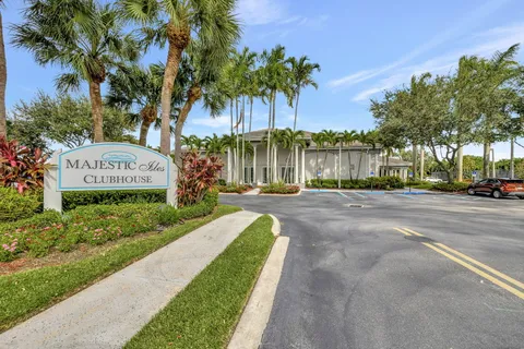 $420,000 | 10585 Royal Caribbean Circle, Boynton Beach, FL 33437