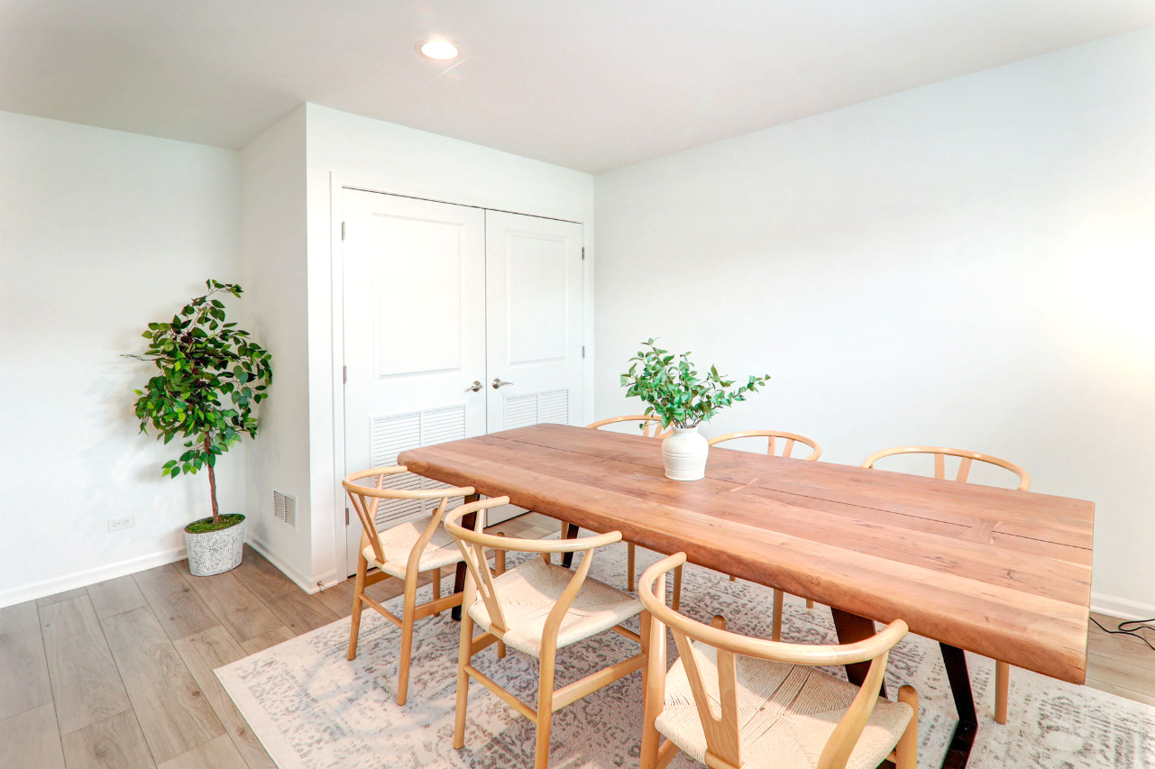 204 Timberleaf Circle Roselle, IL 60172 - Photo 14 of 22 a dining room with a table and chairs