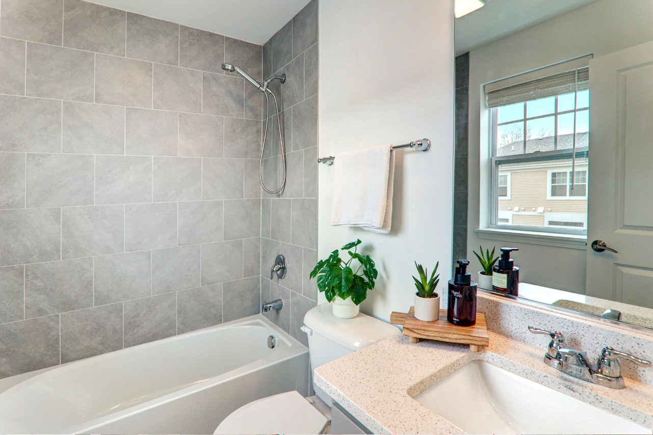 204 Timberleaf Circle Roselle, IL 60172 - Photo 19 of 22 a bathroom with a tub sink and mirror