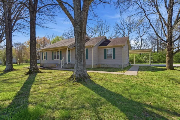 a view of a house with a yard