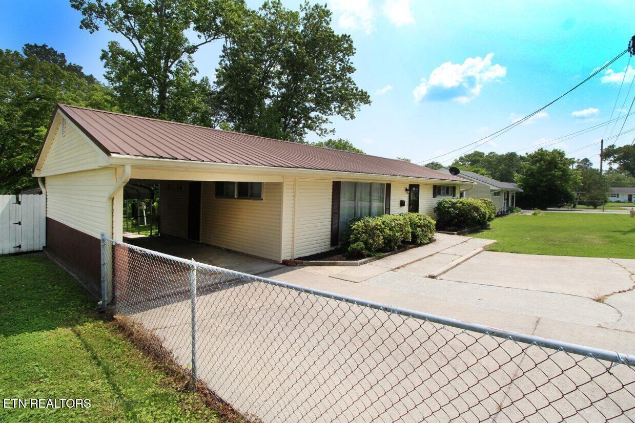 119 Briar Road Oak Ridge, TN 37830 - Photo 2 of 25 Corner View