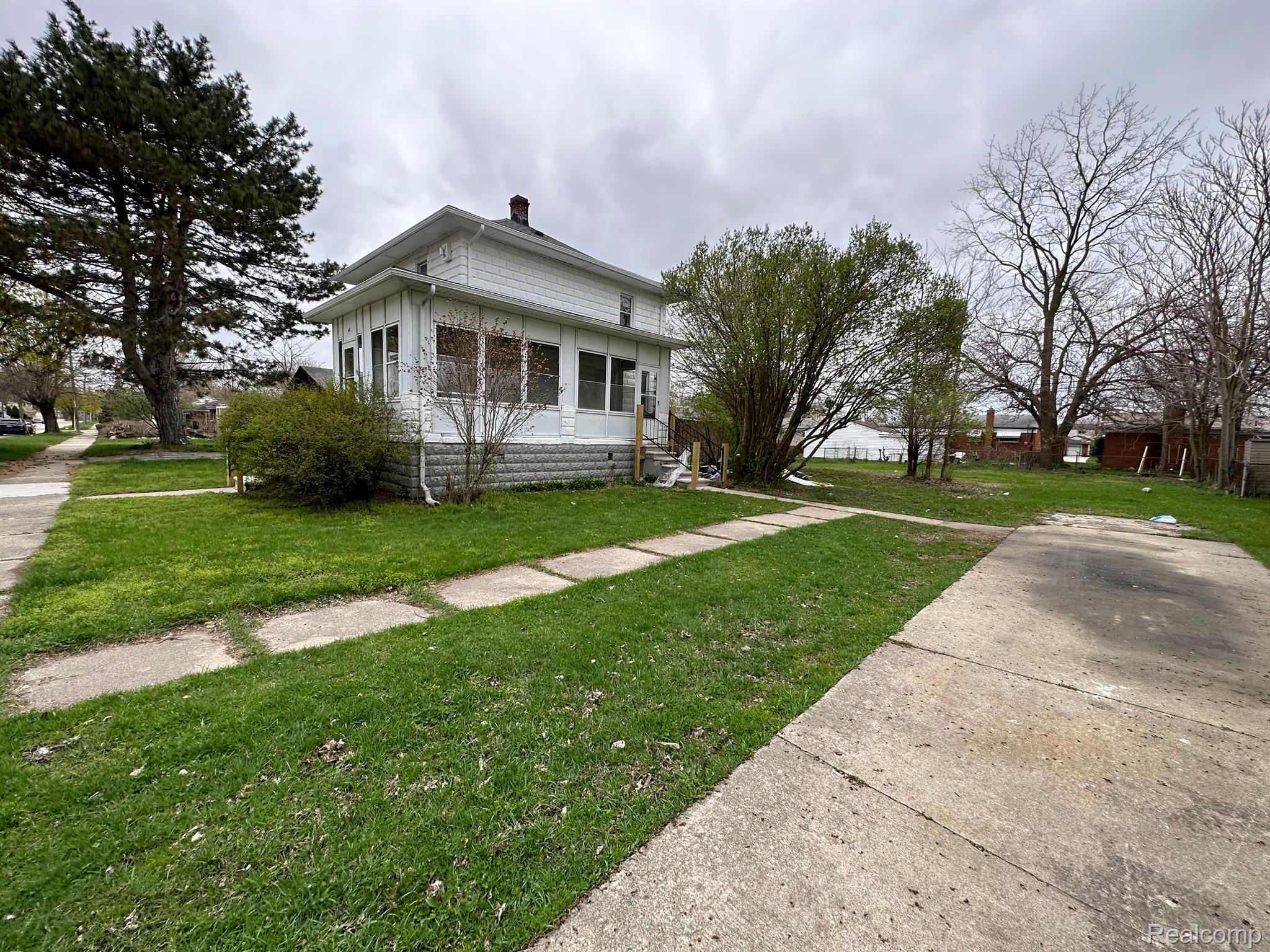 48 Inches Street Mount Clemens, MI 48043 - Photo 2 of 25 Gallery Image 2