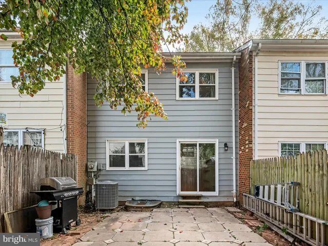 a picture of a bench in a wall