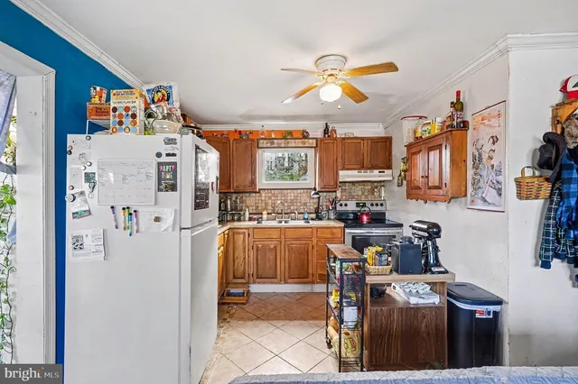 a view of a house with backyard