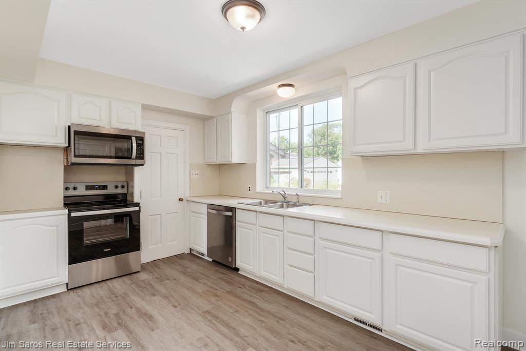1689 Broadstone Road Grosse Pointe Woods, MI 48236 - Photo 12 of 35
