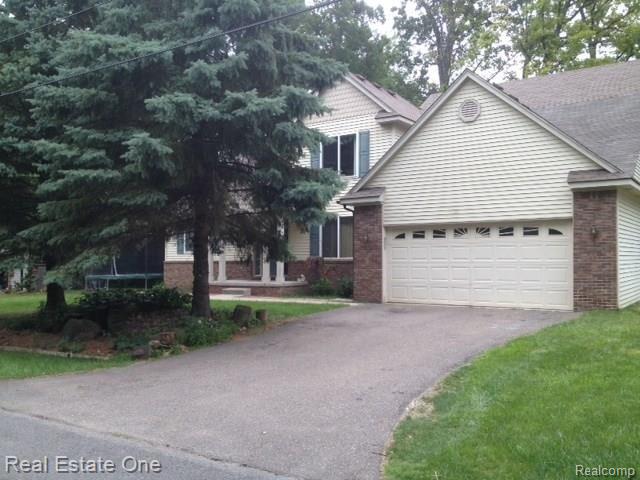1695 Rosedale Street West Bloomfield, MI 48324 - Photo 2 of 9 VIEW OF 2 CAR FRONT GARAGE
