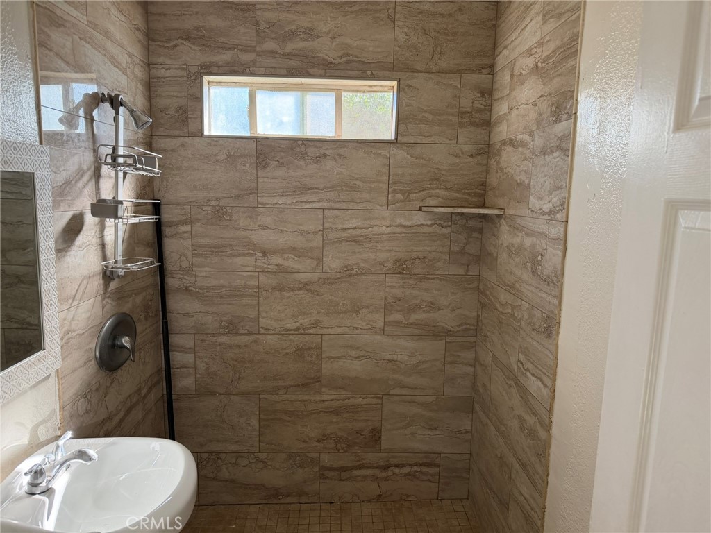 4666 Park Avenue Riverside, CA 92507 - Photo 7 of 10 Bath