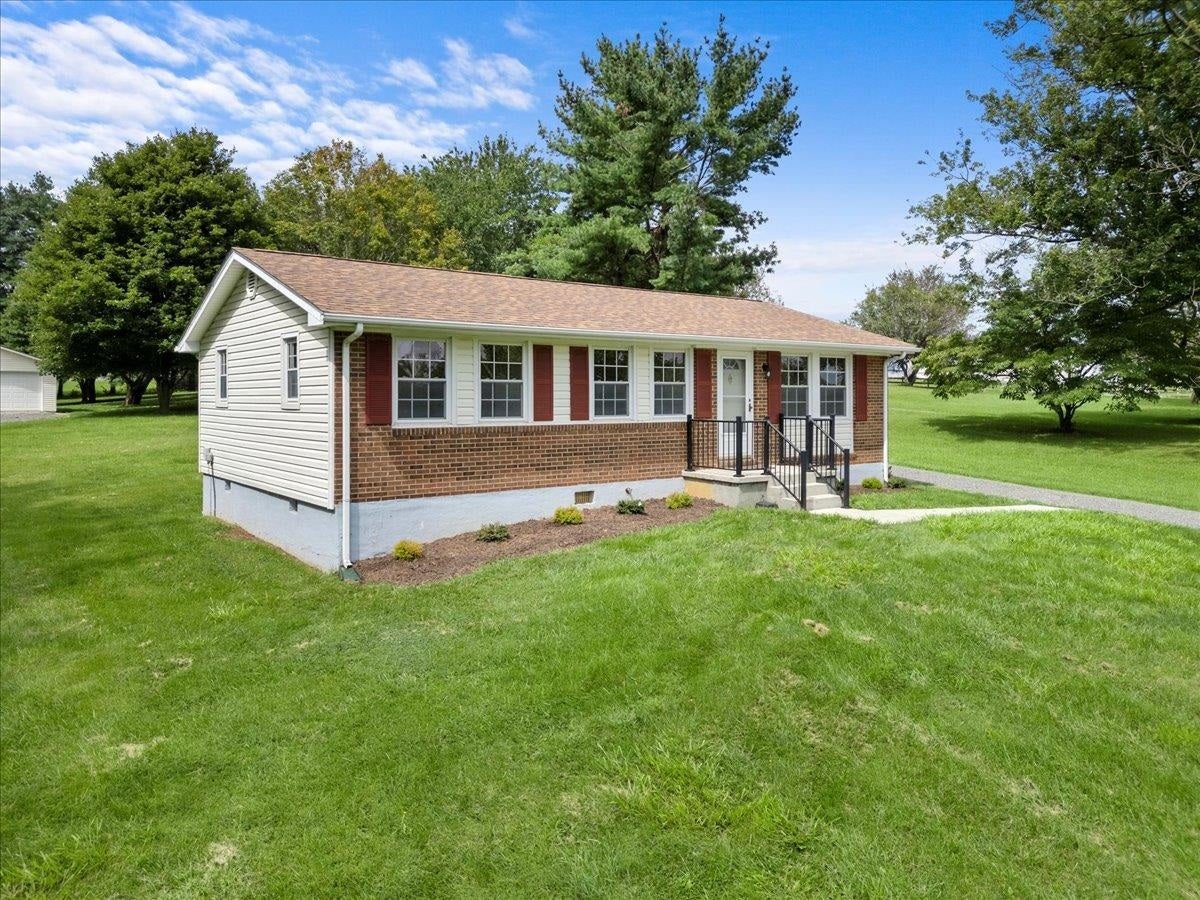 3074 7 Mile Tree Road Christiansburg, VA 24073 - Photo 3 of 57 Gallery Image 3