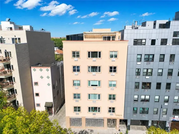 a large building with a lot of windows