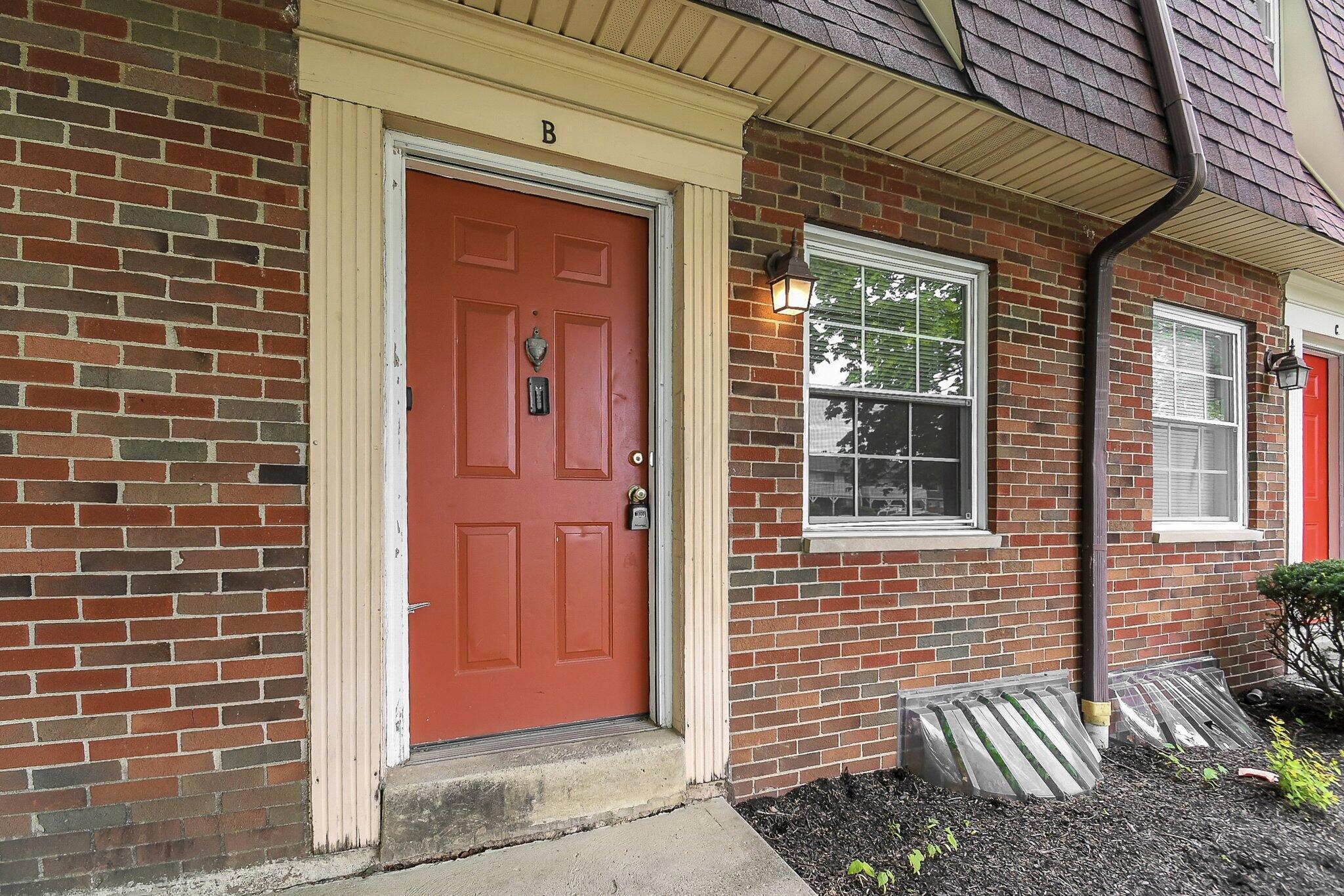 5690 Beechcroft Road, Unit 5690B Columbus, OH 43229 - Photo 1 of 29 5-web-or-mls-5690-beechcroft-rd-b