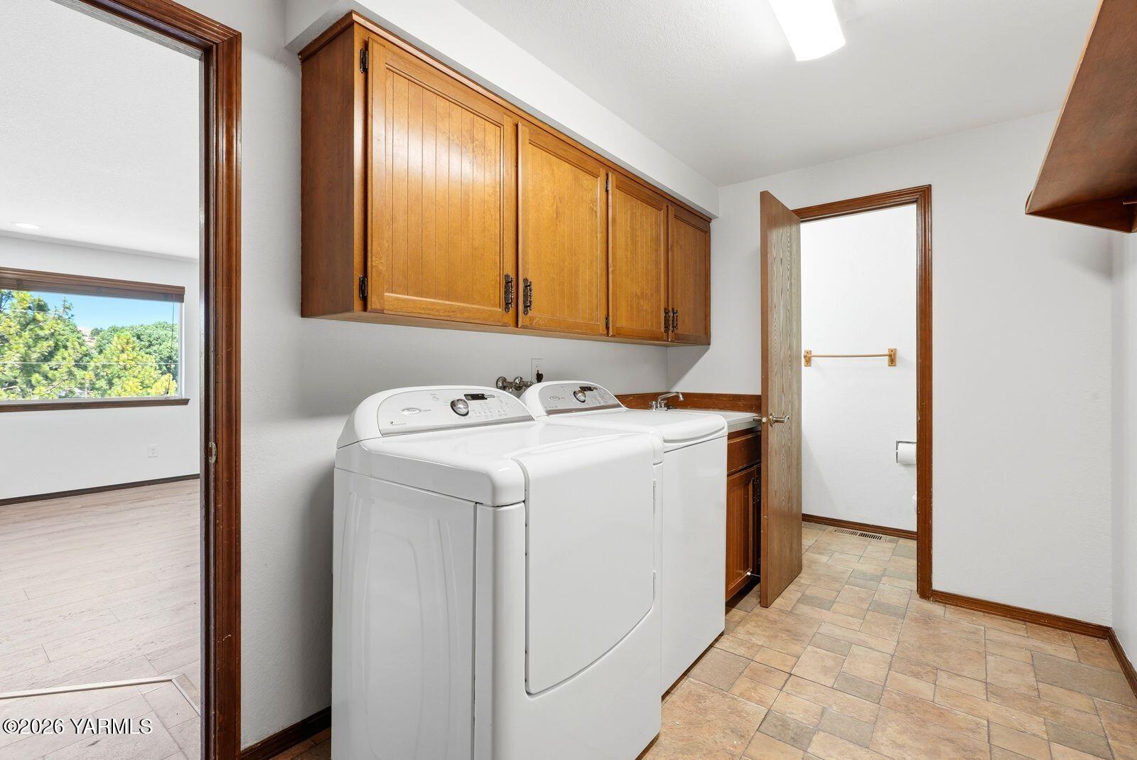 241 Knoll Road Yakima, WA 98908 - Photo 16 of 43 Laundry to Garage and 1/2 Bath