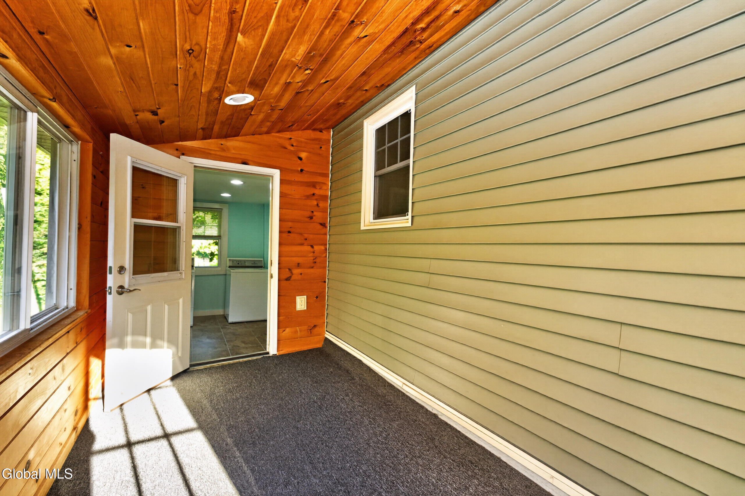 1059 Sacandaga Road Schenectady, NY 12302 - Photo 5 of 28 6 Mudroom 2