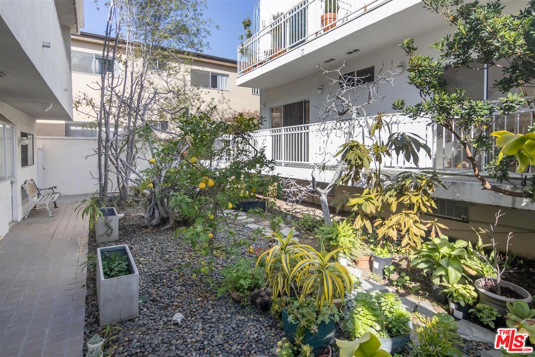 1524 Franklin Street, Unit B Santa Monica, CA 90404 - Photo 11 of 12 a view of yard with patio