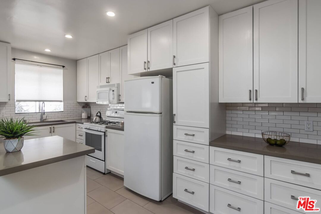 1524 Franklin Street, Unit B Santa Monica, CA 90404 - Photo 5 of 12 a kitchen with cabinets appliances and windows
