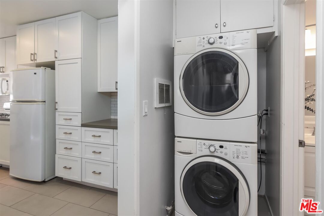 1524 Franklin Street, Unit B Santa Monica, CA 90404 - Photo 9 of 12 a view of a kitchen with a washer and dryer