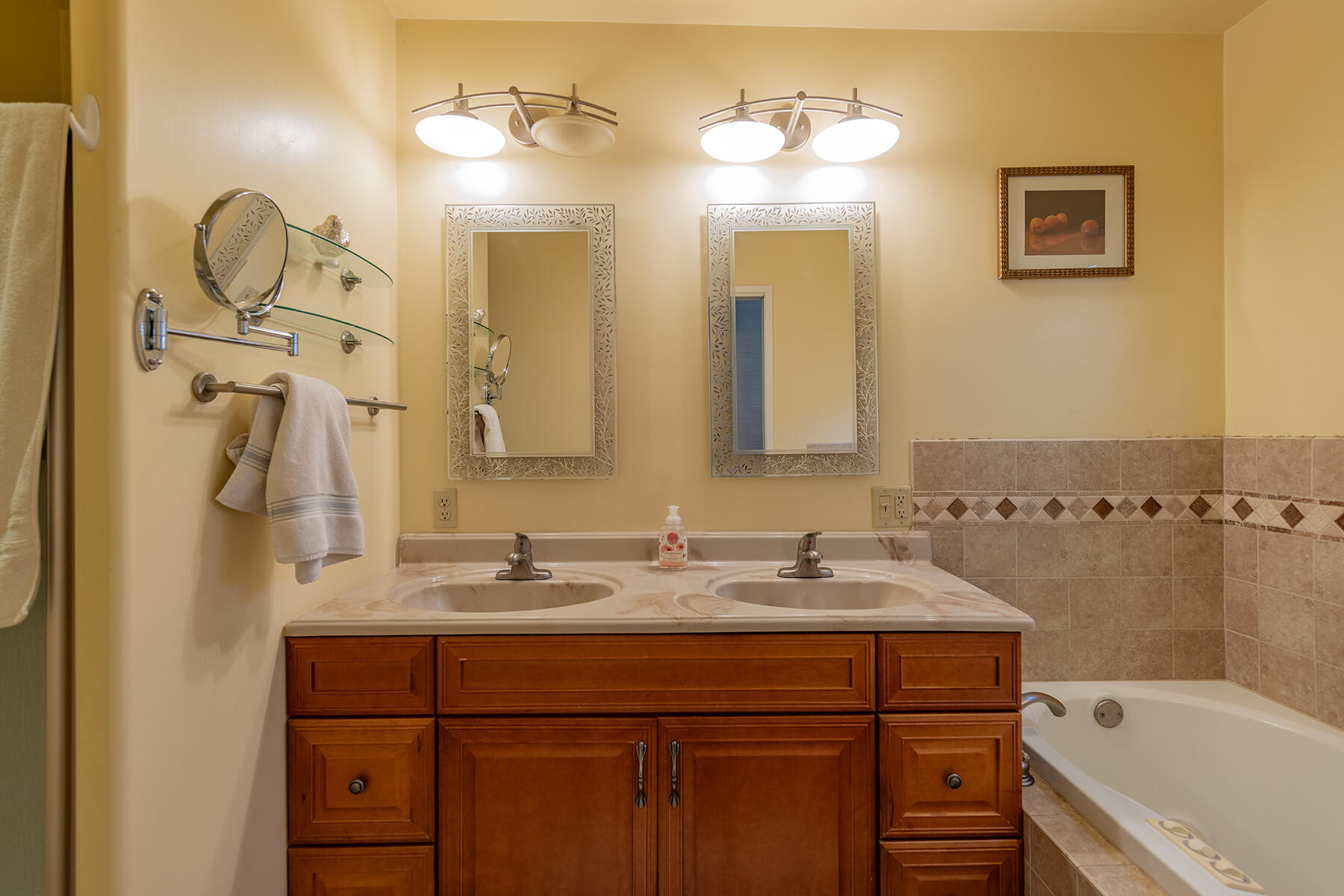 211 North Carrillo Road, Unit E Ojai, CA 93023 - Photo 16 of 27 a bathroom with a sink and a mirror