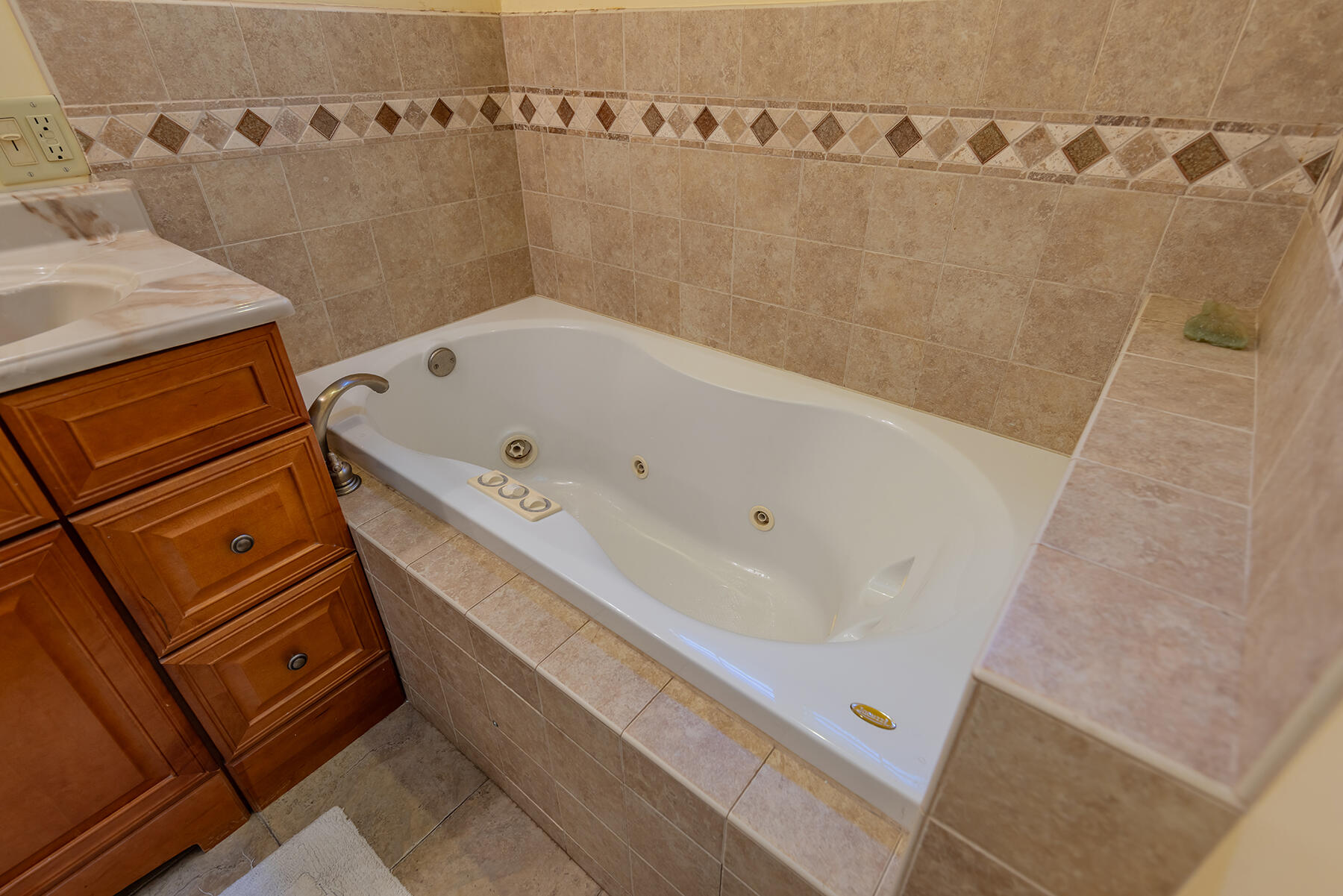 211 North Carrillo Road, Unit E Ojai, CA 93023 - Photo 17 of 27 a bathroom with a bathtub and shower