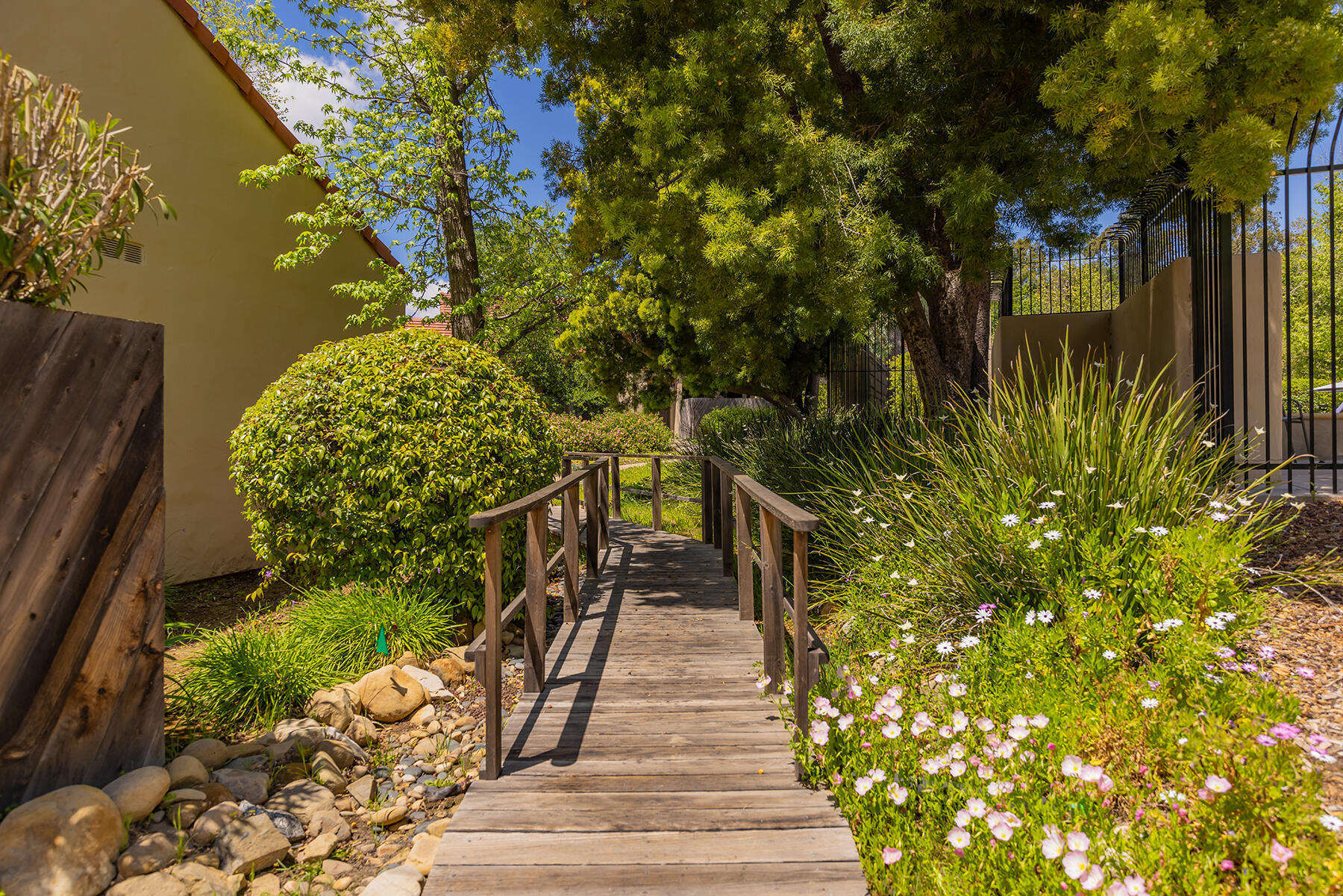 211 North Carrillo Road, Unit E Ojai, CA 93023 - Photo 23 of 27