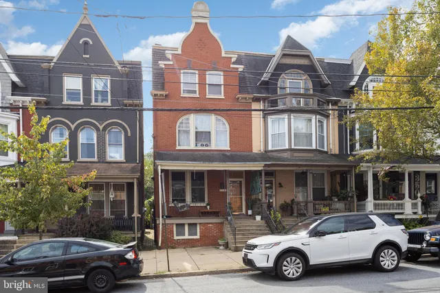a car parked in front of a building