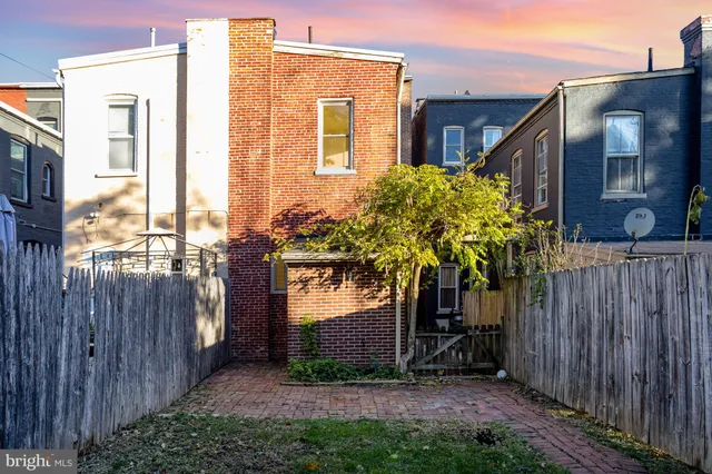 a picture of a room with a floor plan