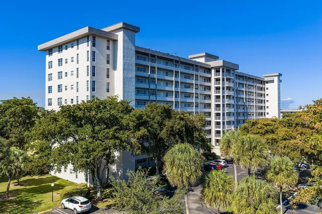 $329,000 | 575 Oaks Lane, Unit 1002, Pompano Beach, FL 33069