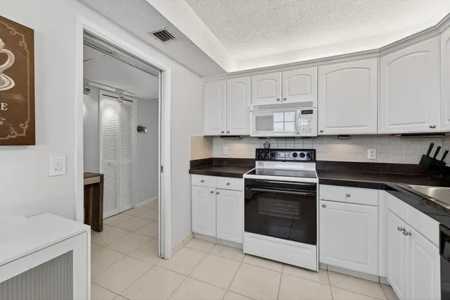 $329,000 | 575 Oaks Lane, Unit 1002, Pompano Beach, FL 33069