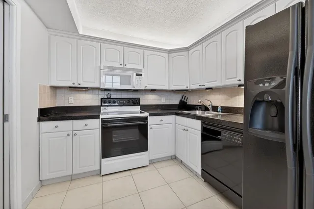 $329,000 | 575 Oaks Lane, Unit 1002, Pompano Beach, FL 33069