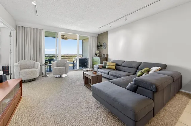 $329,000 | 575 Oaks Lane, Unit 1002, Pompano Beach, FL 33069