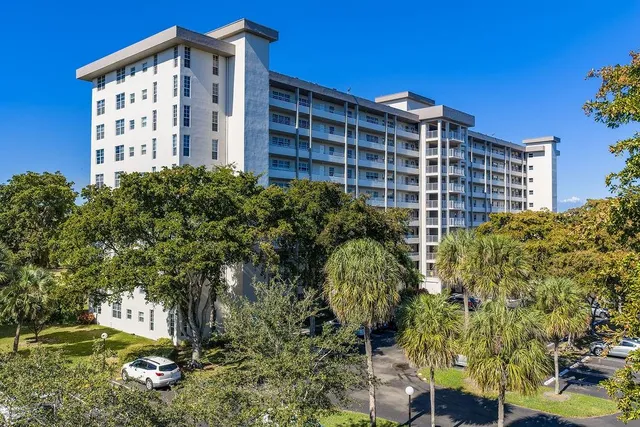 $329,000 | 575 Oaks Lane, Unit 1002, Pompano Beach, FL 33069