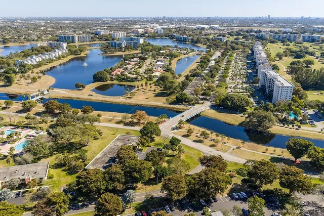 $329,000 | 575 Oaks Lane, Unit 1002, Pompano Beach, FL 33069