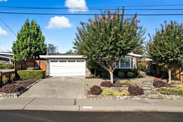 a view of a outdoor space with a house