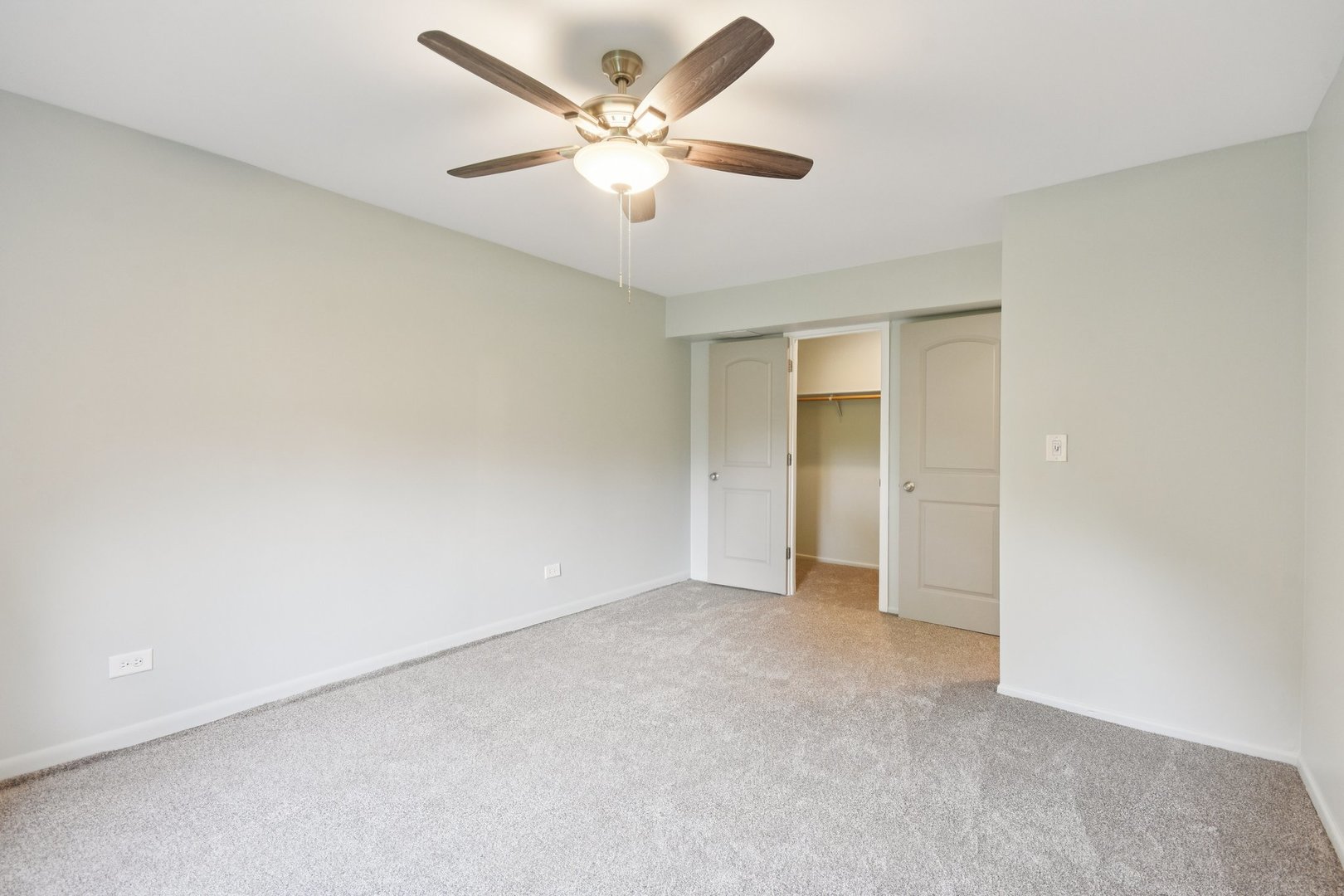 493 McHenry Road, Unit 1B Wheeling, IL 60090 - Photo 15 of 30 an empty room with a ceiling fan and a window