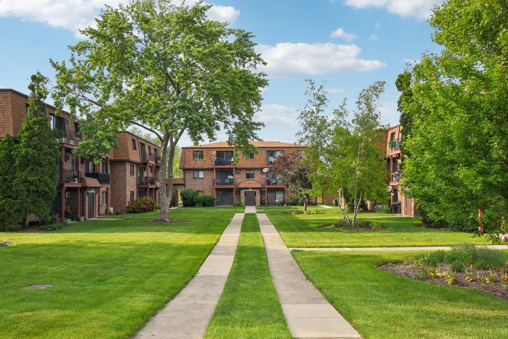 493 McHenry Road, Unit 1B Wheeling, IL 60090 - Photo 27 of 30 a view of a park with large trees