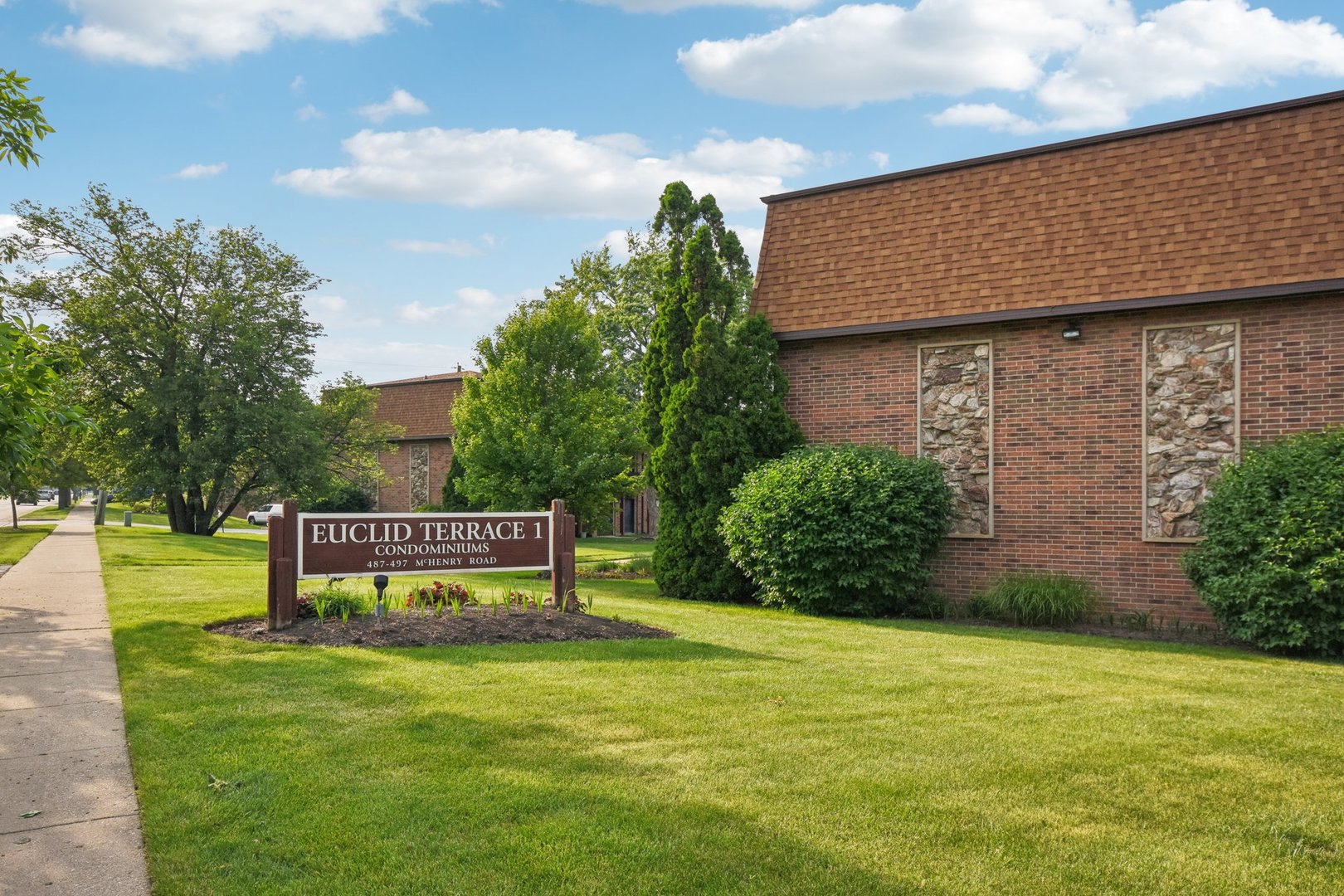 493 McHenry Road, Unit 1B Wheeling, IL 60090 - Photo 29 of 30 a view of a back yard