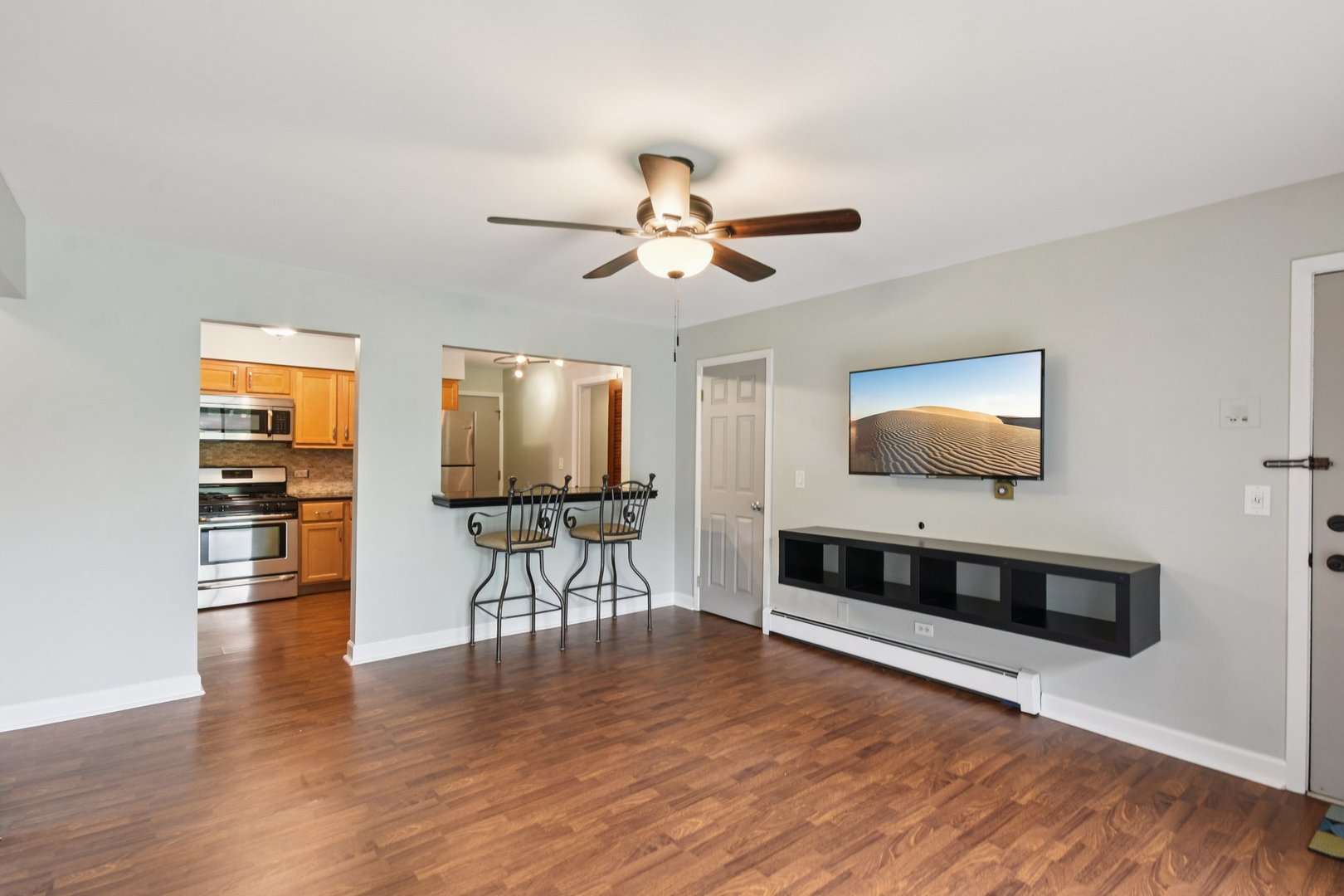 493 McHenry Road, Unit 1B Wheeling, IL 60090 - Photo 4 of 30 a living room with furniture and a flat screen tv